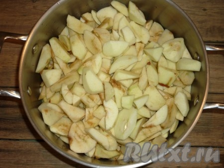 Сложить кусочки яблок в кастрюлю, в которой будем варить повидло.
