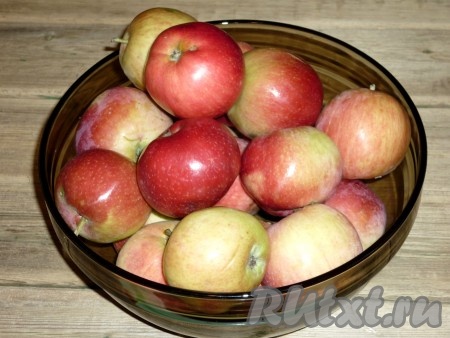 Яблоки вымыть и, очистив от кожуры и семечек, нарезать дольками (кусочками).
