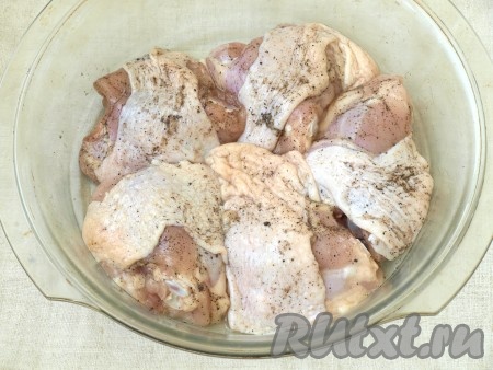 Части курицы помыть и промокнуть бумажными полотенцами. Натереть смесью соли и перца и выложить в форму для запекания.