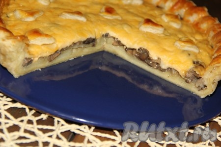 Достать пирог из духовки, дать ему немного остыть в форме и можно подавать к столу вкусный, сытный слоеный пирог с картошкой и грибами.
