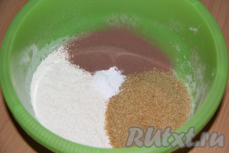 Сначала замесим тесто для кофейно-шоколадного бисквита. Для этого нужно соединить в глубокой миске сухие ингредиенты: муку, сахар, какао, соду, соль. Муку желательно предварительно просеять через сито, сахар я взяла коричневый - но это непринципиально.