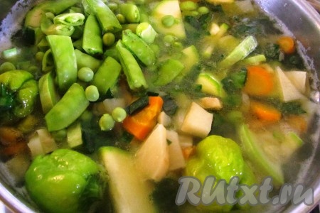 Обжаривать овощи, помешивая, 3-5 минут. Затем выложить обжаренные овощи в кастрюлю с картофелем. Добавить в суп зелёный горошек. Посолить по вкусу. Продолжать варить суп ещё 5-7 минут.
