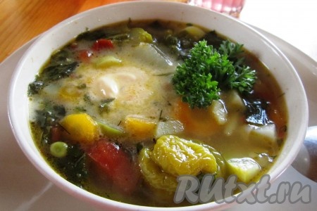 Свежий летний овощной супчик "Урожайная грядка" готов! Можно подать к супу сметану.
