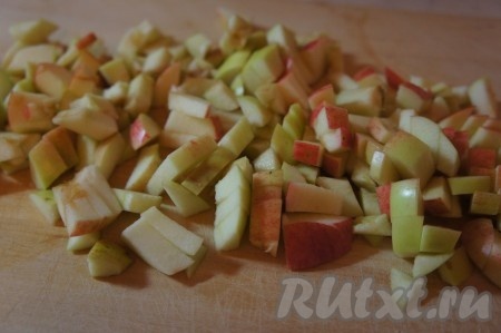 Яблоки тщательно моем, убираем семена и мелко нарезаем.

