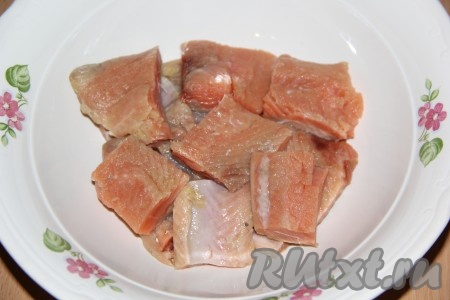 Рыбное филе порезать на порционные кусочки, немного посолить и поперчить.
