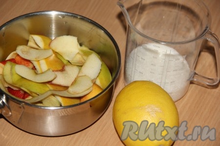 Для приготовления глазури в небольшую кастрюлю выложить яблочную кожуру, сахар, по желанию, можно добавить корочку лимона, перемешать.