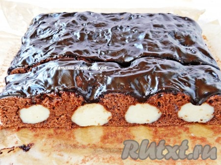 Вкусный и оригинальный шоколадный пирог с творожными шариками готов.