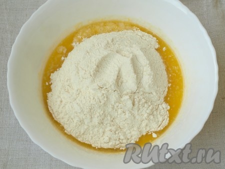 К жидким ингредиентам добавить ванилин, частями всыпать муку, перемешивая тесто для кекса столовой ложкой.