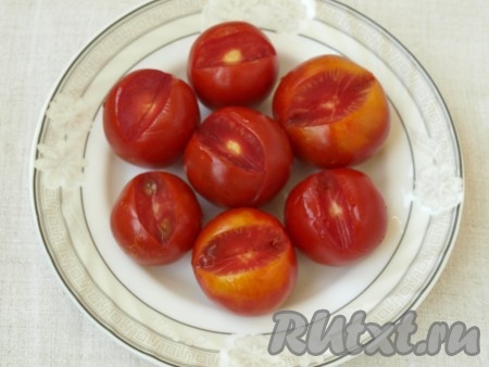 Удалить в помидорах плодоножки, сделав надрезы наискосок.
