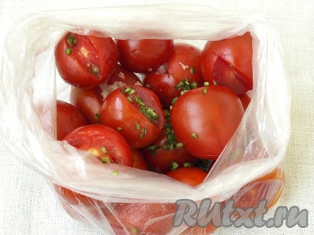 Сложить помидоры в целлофановый пакет, добавить мелконарезанный горький перец и чеснок.