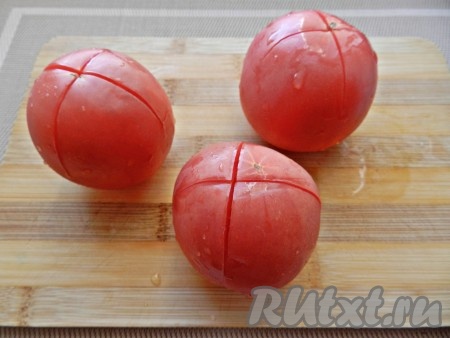 С помидоров снять кожицу. Для этого сделать на них крестообразные надрезы, опустить в кипяток на 2-3 минуты, затем поместить в холодную воду и снять кожицу. Очищенные помидоры нарезать кубиками.
