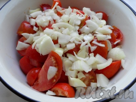 В глубокую миску (или кастрюлю), в которой будете варить соус, нарезать вымытые помидоры и очищенный репчатый лук.