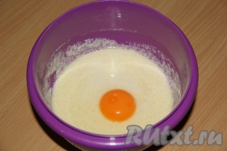Затем добавить яйцо и хорошо перемешать.