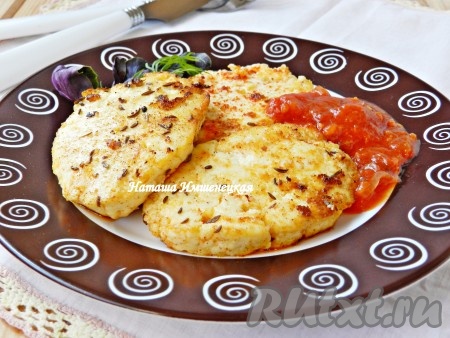 Жареный адыгейский сыр, приготовленный без панировки на сковороде, получается ароматным, вкусным и пикантным, подавать его лучше всего с любимым соусом (например, с томатным) и свежими овощами.