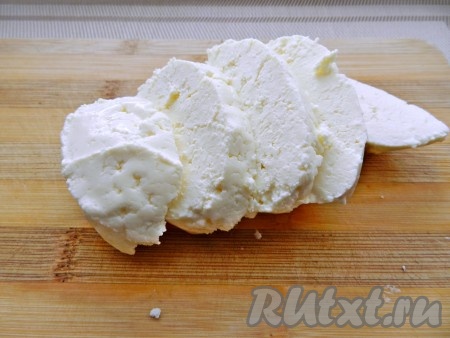 Адыгейский сыр нарезать на ломтики толщиной 1 сантиметр.