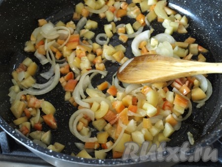 Разогреть в сковороде оливковое масло. Обжарить немного лук и мелко нарезанный чеснок, затем добавить болгарский перец и жарить минут 7, периодически помешивая.