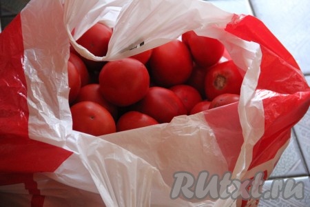 Подготовить помидоры для томатного сока, они должны быть сочными и мягкими.
