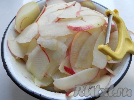 У яблок удалить сердцевину, нарезать ножом или овощечисткой тонкими ломтиками. Сбрызнуть лимонным соком.