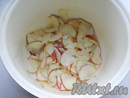 Чашу мультиварки хорошо смазать сливочным маслом. На дно выложить третью часть подготовленных яблок.