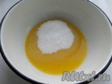 Масло сливочное растопить. Вылить в глубокую миску, добавить сахар и ванильный сахар.
