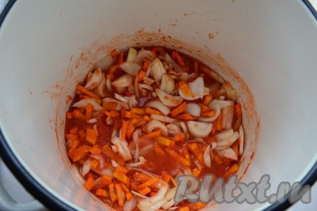 Далее добавить лук. Варить вместе с морковью 5-7 минут.