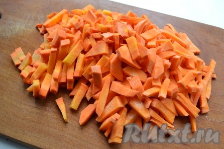 Морковь порезать длинными кусочками или натереть на крупной терке.