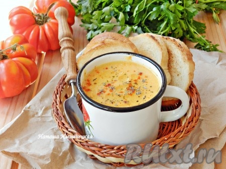 Вкусный, ароматный крем-суп, приготовленный с добавлением корня сельдерея, сыра и сливок, в горячем виде подать к столу. Я перед подачей посыпала суп сушёным тимьяном.