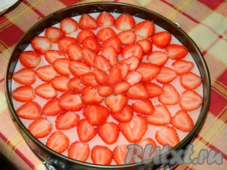	Сверху ягоды заливаем желе для торта, которое разводим согласно инструкции на пакетике. Ну если его нет, то можно тоже залить желатином, просто он будет дольше застывать.