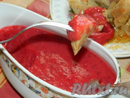Вкусный ягодный соус, приготовленный по этому рецепту, станет прекрасным дополнением к мясному блюду. На фото видно, каким аппетитным и ярким он получается.
