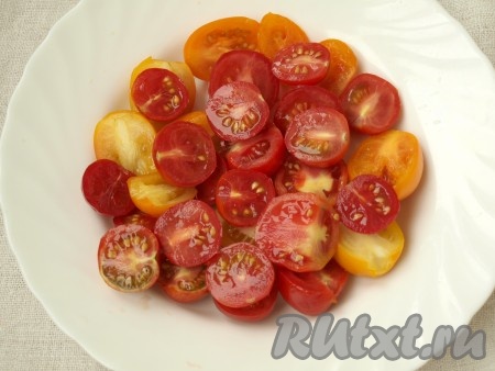 Помидоры разрезать на половинки. Если взять помидоры крупнее, то нарезать их в салат также, как физалис.
