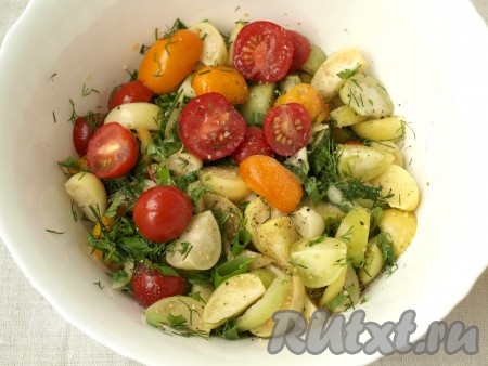 Все овощи выложить в глубокий салатник, добавить измельчённый укроп и петрушку, зеленый лук, посолить и поперчить. Соединить оливковое масло с лимонным соком и полить этой заправкой салат.
