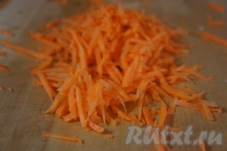 Натереть морковку и добавить в суп