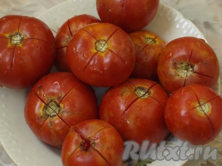 На помидорах сделать крестообразные надрезы, опустить в кипяток на 1 минуту.