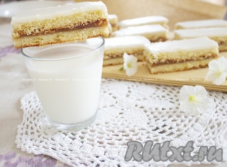 Пирожные "Песочные полоски" очень вкусно подать с холодным  молоком, чаем, кофе или какао.