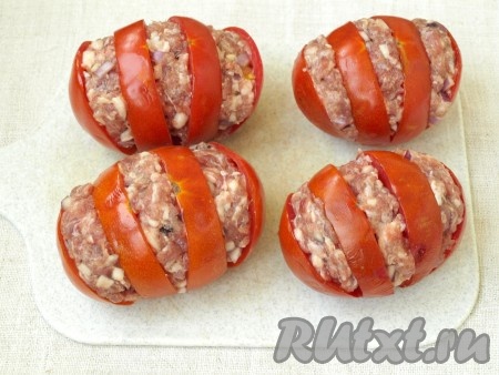 Наполнить фаршем разрезы в помидорах.