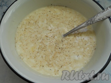 Яйца взбить с молоком, добавить сметану, соль и черный молотый перец. Хорошо перемешать с помощью вилки или венчика.