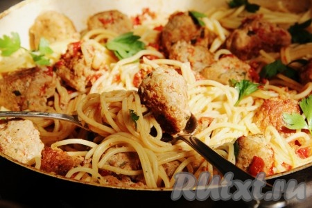 Переложить спагетти в сковороду с фрикадельками и помидорами, перемешать, прогреть буквально 2 минуты и можно подавать аппетитное, сытное и очень вкусное блюдо к столу.