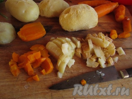 Отваренные или запечённые картофель и морковь очистите от кожуры и нарежьте небольшими кубиками.