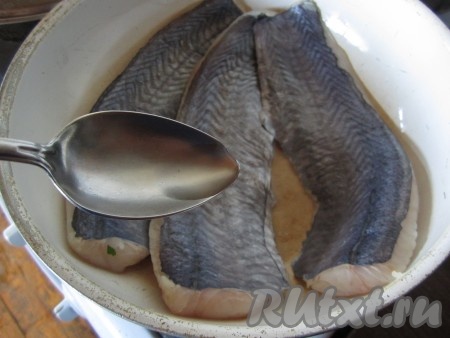 Рыбу положите в глубокую сковороду и влейте туда несколько ложек воды.