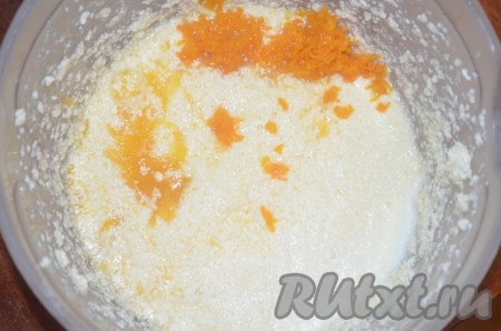 Влить в тесто для пирога апельсиновый сок, молоко, добавить цедру, взбить.
