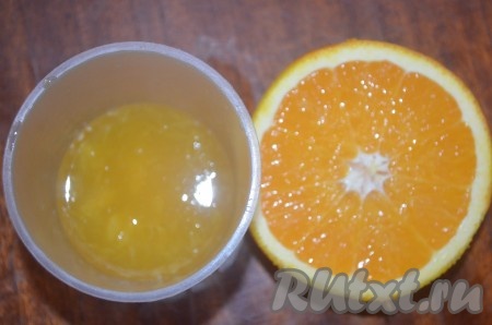 Натереть цедру и выдавить сок из апельсина.
