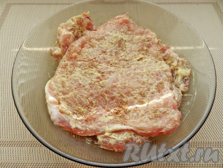 Сложить мясо в миску, накрыть пищевой пленкой и убрать на ночь в холодильник.