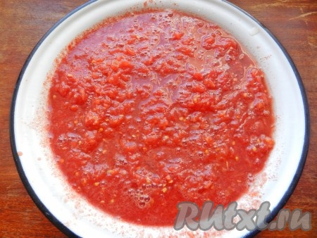 Измельчить помидоры в пюре при помощи терки, чтобы в готовое блюдо не попала кожура.