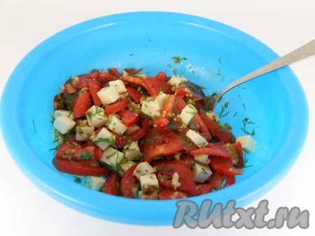 Салат посолить по вкусу (если брынза не достаточно солёная), влить оливковое (или подсолнечное) масло и аккуратно перемешать.