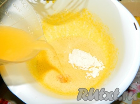 Пока печётся первый слой, займёмся приготовлением второго слоя. Яйца взбить с сахаром, добавить соду, муку, апельсиновый сок и тщательно перемешать. 
