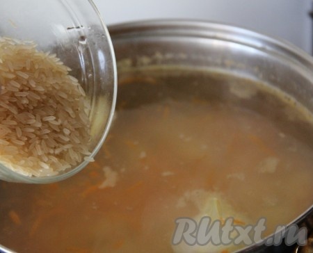 Рис предварительно промываем несколько раз водой, а затем выкладываем в кастрюлю с картошкой.