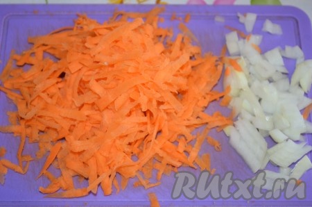 Морковь натрите, лук порежьте кубиками. 
