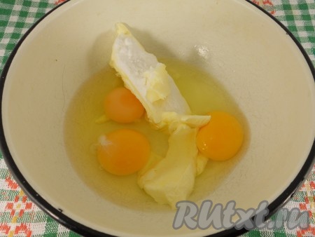 К размягченному маслу добавить яйца, соль и соду.