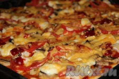 Отправить пиццу с курицей и грибами в разогретую до 190 градусов духовку на 20-25 минут.
