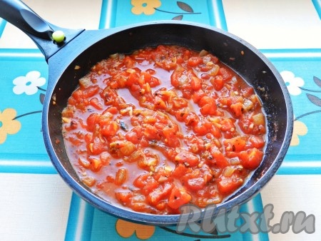 Довести до кипения, уменьшить огонь и готовить томатный соус 15 минут на небольшом огне, помешивая время от времени.
